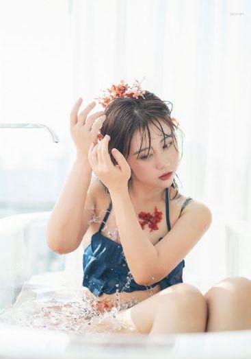 两女一指